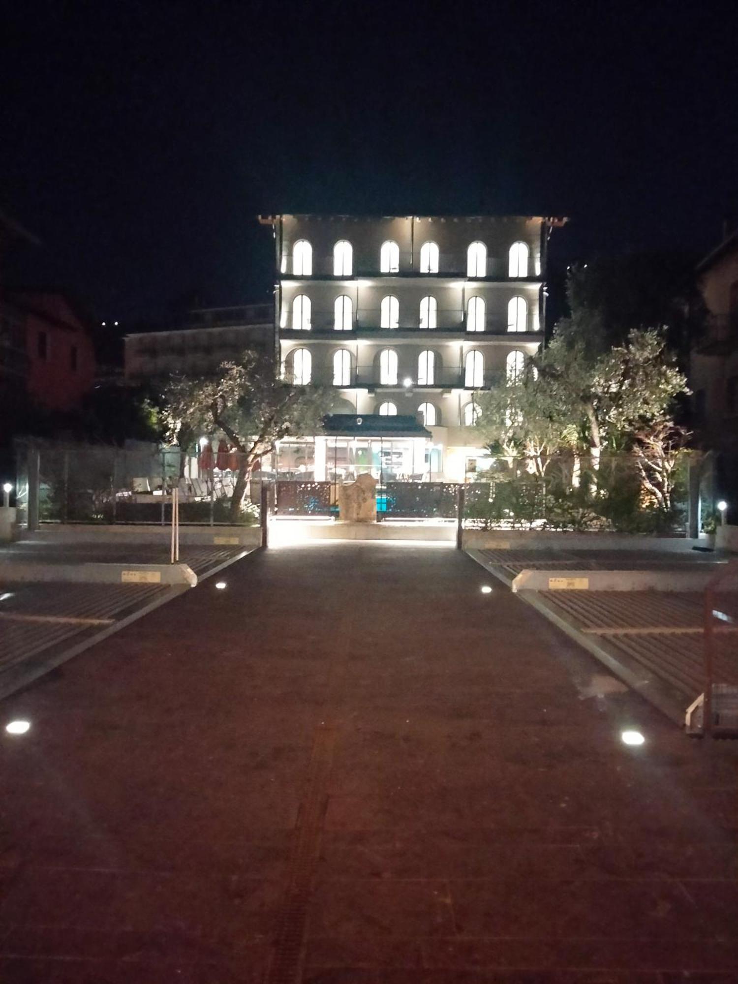 Hotel Ristorante Al Caminetto Worldhotels Crafted Adults Only Torri Del Benaco Eksteriør billede